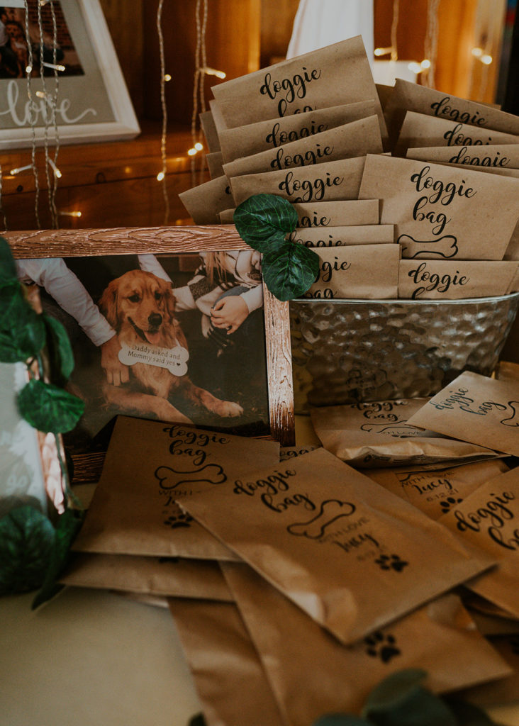 Wedding favors with doggie bags and a photo of the dog.